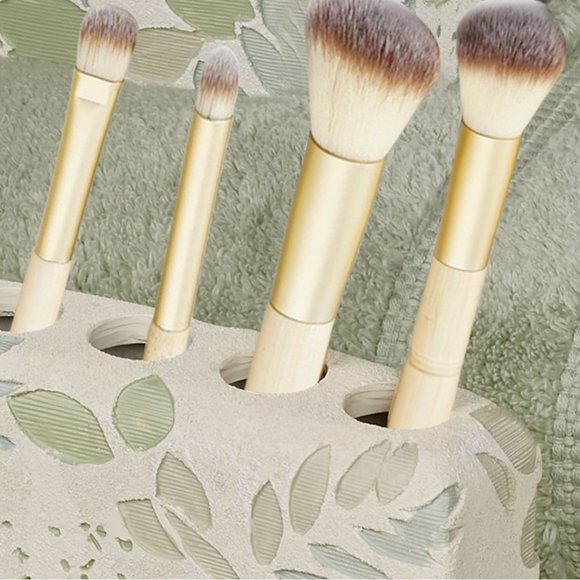 7-Piece Set: Bamboo Makeup Brushes - Picture 3 of 4